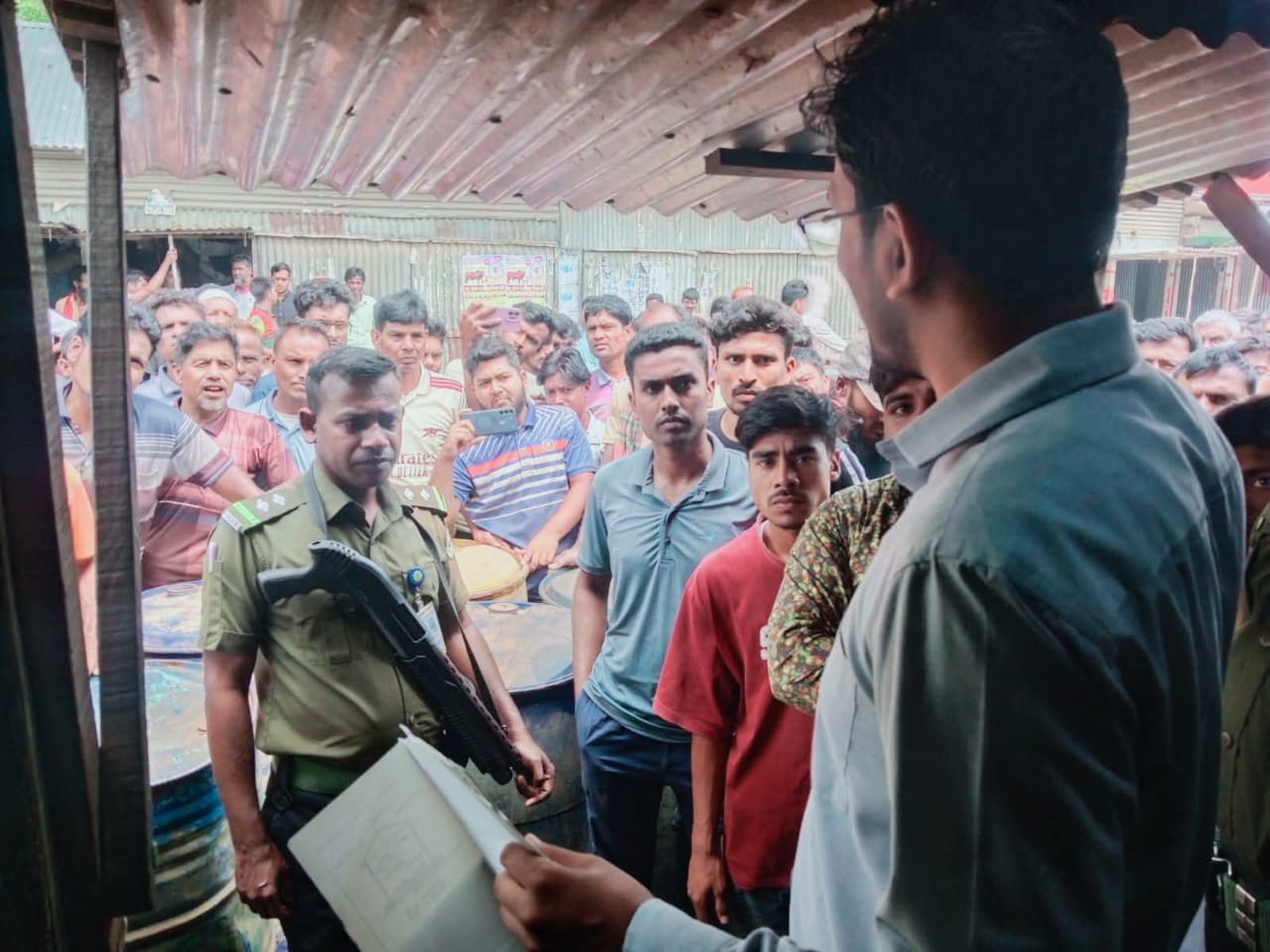 দেওয়ানগঞ্জে অবৈধ ভাবে তেল মজুদের দায়ে জরিমানা নির্ধারিত মুল্যে তেল বিতরণ