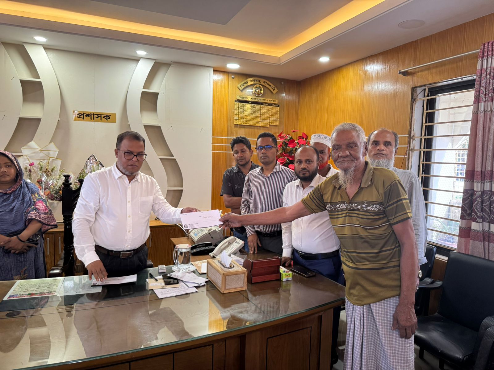 ঝালকাঠীতে অগ্নিকাণ্ডে ক্ষতিগ্রস্ত পরিবারের পাশে জেলা পরিষদ প্রশাসক এ্যাড. শাহাদাৎ