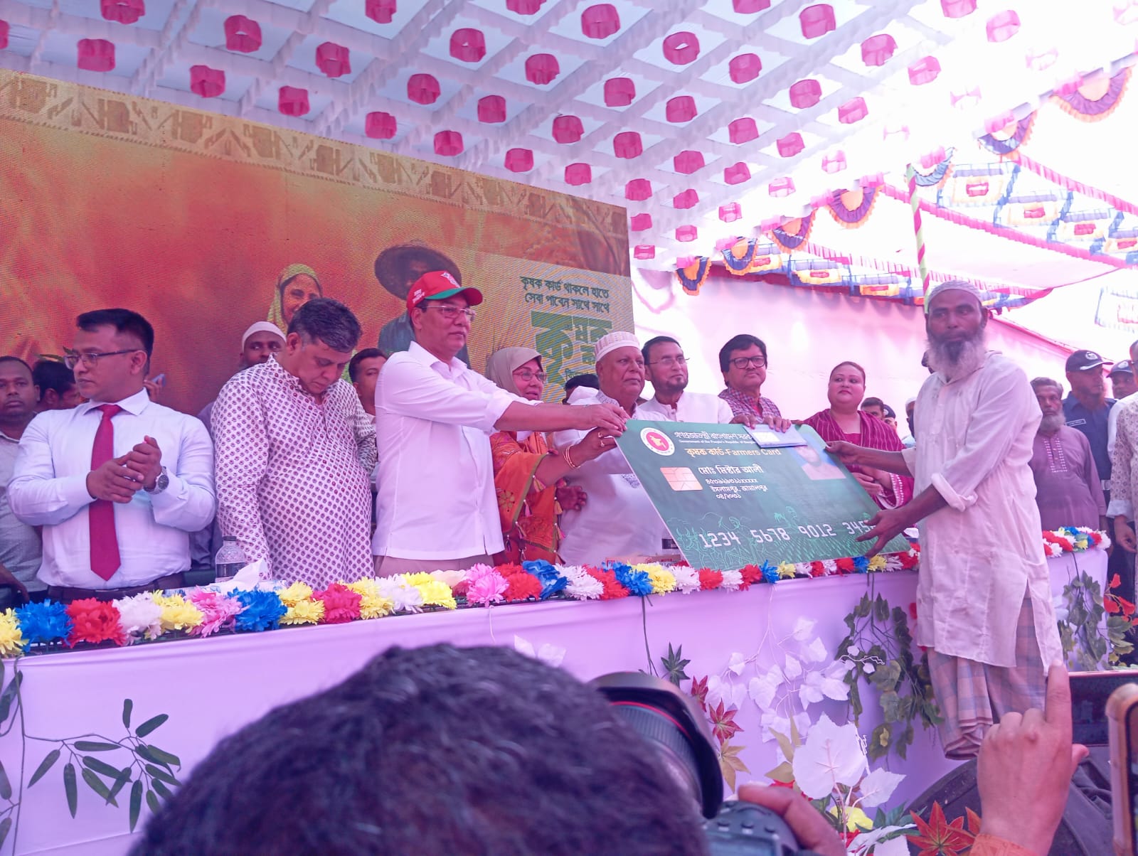 ইসলামপুরে প্রান্তিক ও ক্ষুদ্র কৃষি কার্ড বিতরণ করা হয়