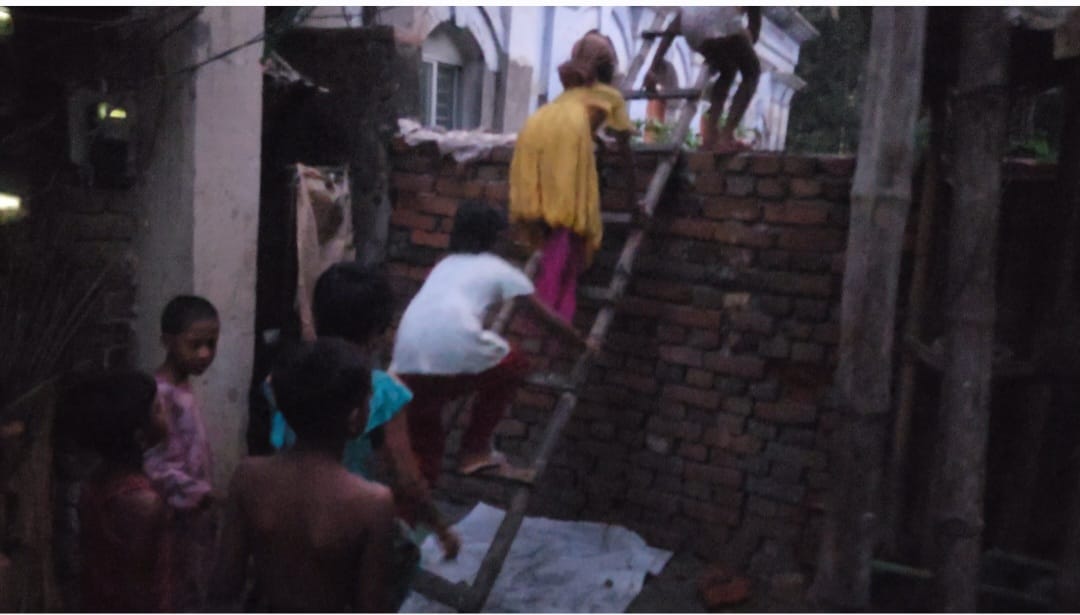 নড়াইলে প্রাচীর তুলে বন্ধ করা হলো ২৫ টি জেলে পরিবারের যাতায়াত পথ
