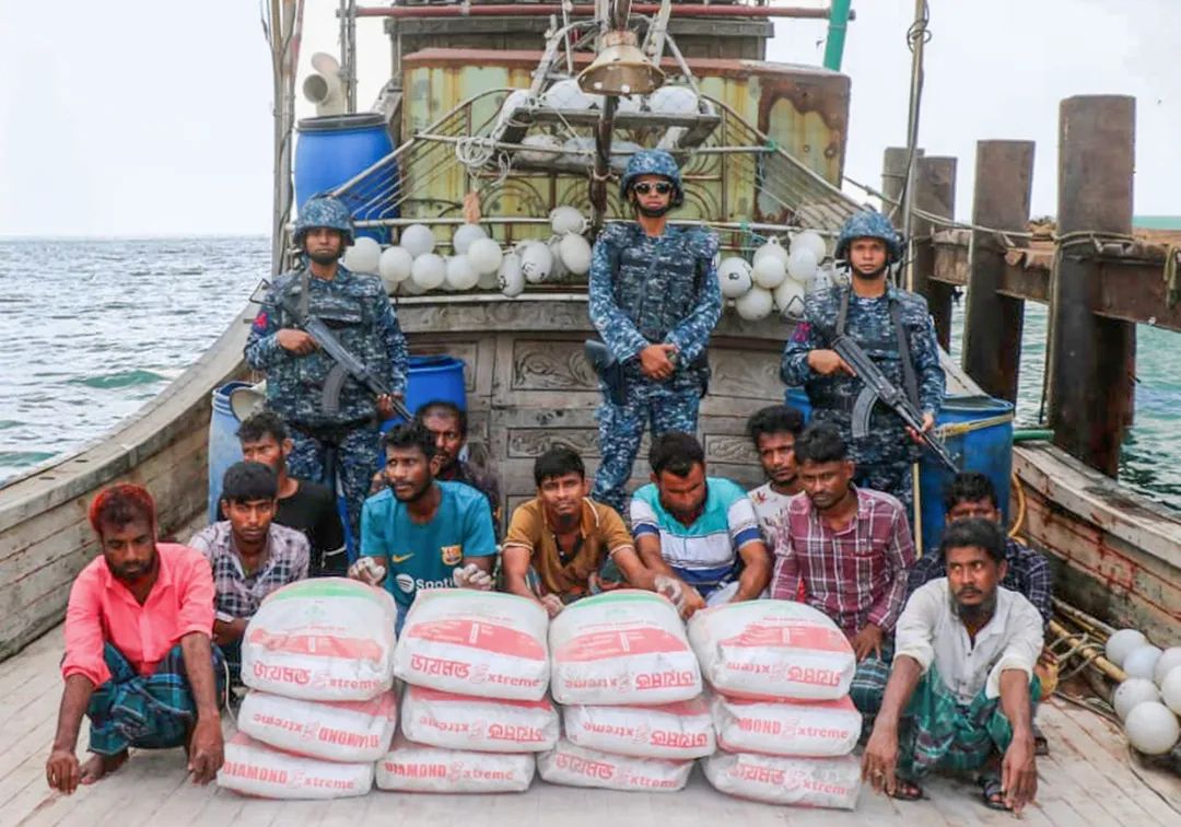 মায়ানমারে পাচারকালে নৌবাহিনীর অভিযানে বিপুল সিমেন্টসহ বোট আটক, গ্রেফতার ১১