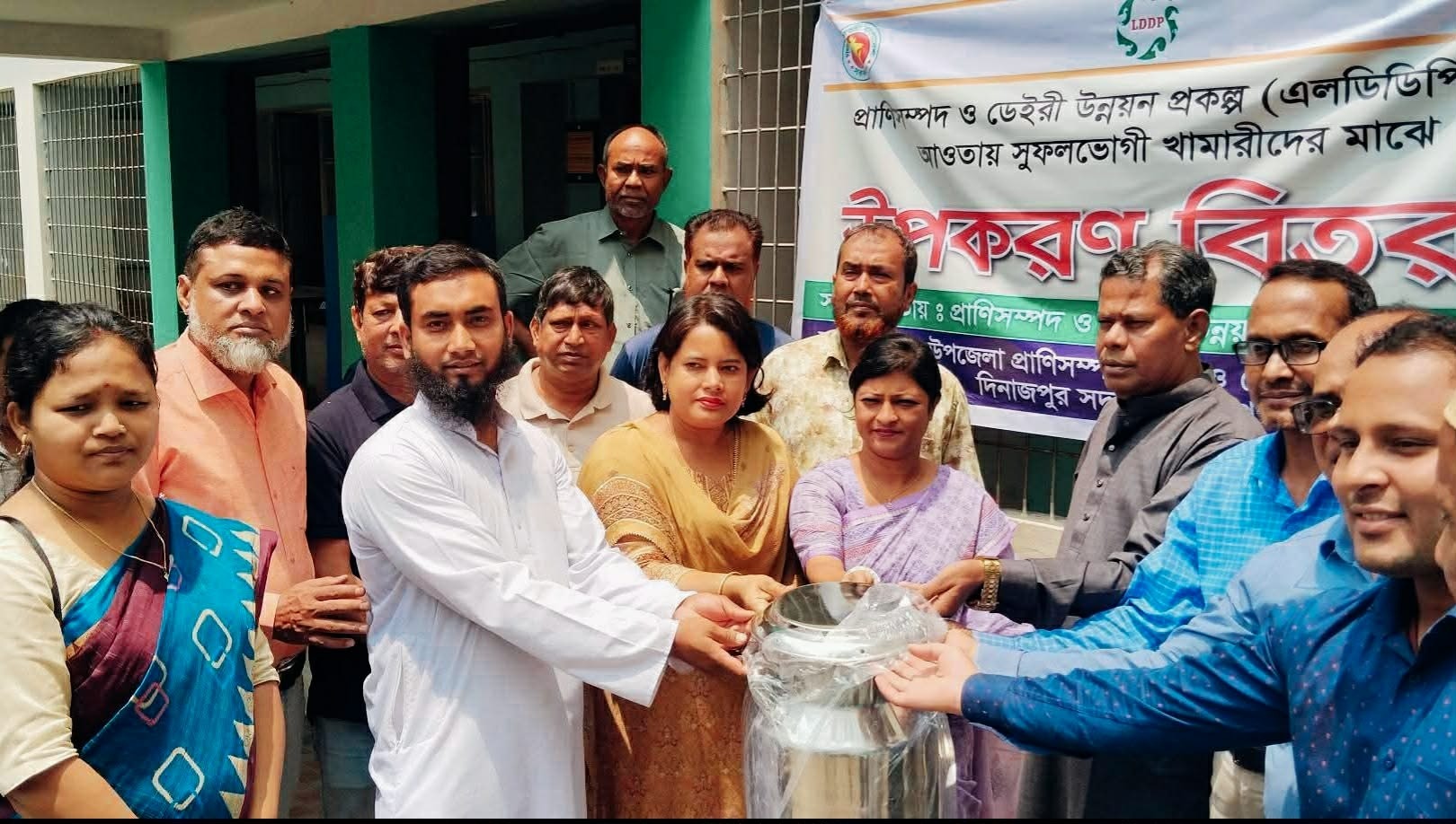 দিনাজপুরে প্রাণিসম্পদ ও ডেইরী উন্নয়ন প্রকল্প সুফলভোগীদের উপকরণ বিতরণে এমপি জাহাঙ্গীর আলম
