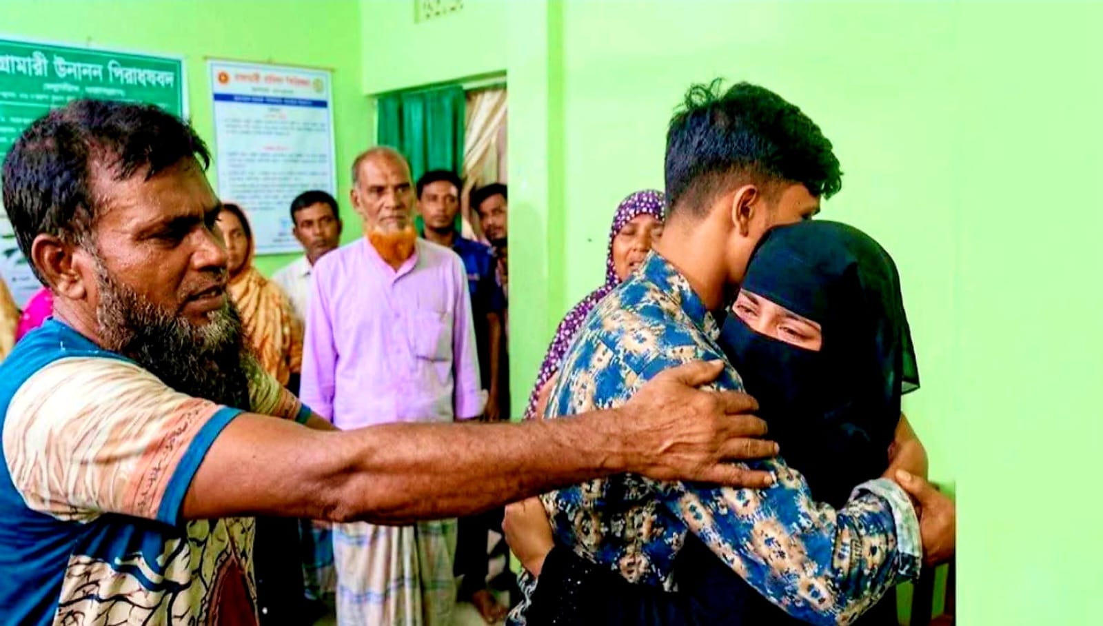 রৌমারীতে অবুঝ প্রেমের কান্ড: ইউনিয়ন পরিষদ চত্বরে কান্নায় ভেঙে পড়লো দুই তরুণ-তরুণী