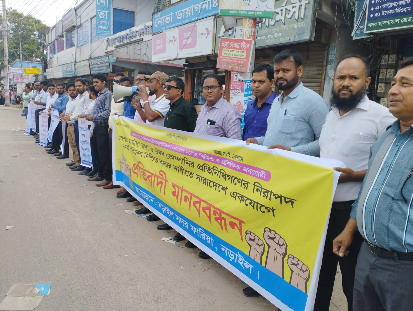 আইনের প্রতি বৃদ্ধা আঙ্গুল দেখিয়ে সাংবাদিক পরিবারকে বসত ভিটা থেকে উচ্ছেদ