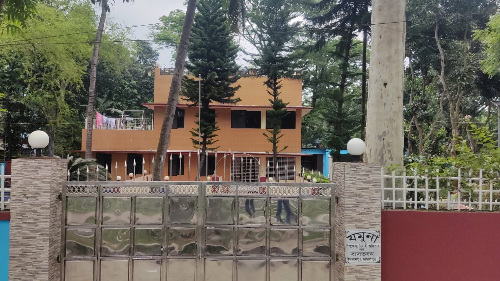 ইসলামপুরে পরিত্যক্ত ভবন নিলামের আদেশ:তোয়াক্কা না করে বসবাস