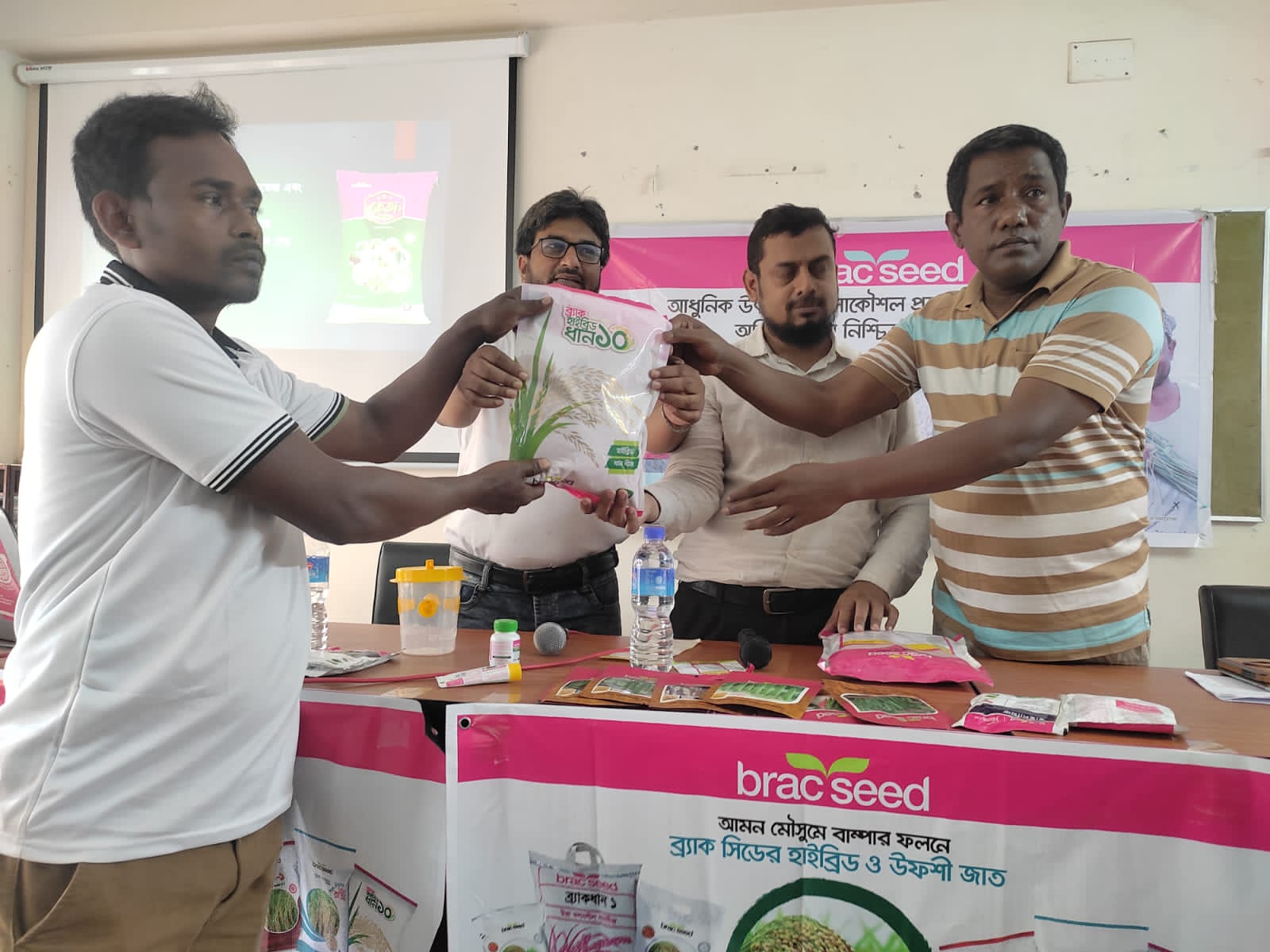 হাইব্রিড ধানের অধিক ফলনে বোনারপাড়ায় ব্র্যাক সিডের আয়োজনে কৃষক কর্মশালা