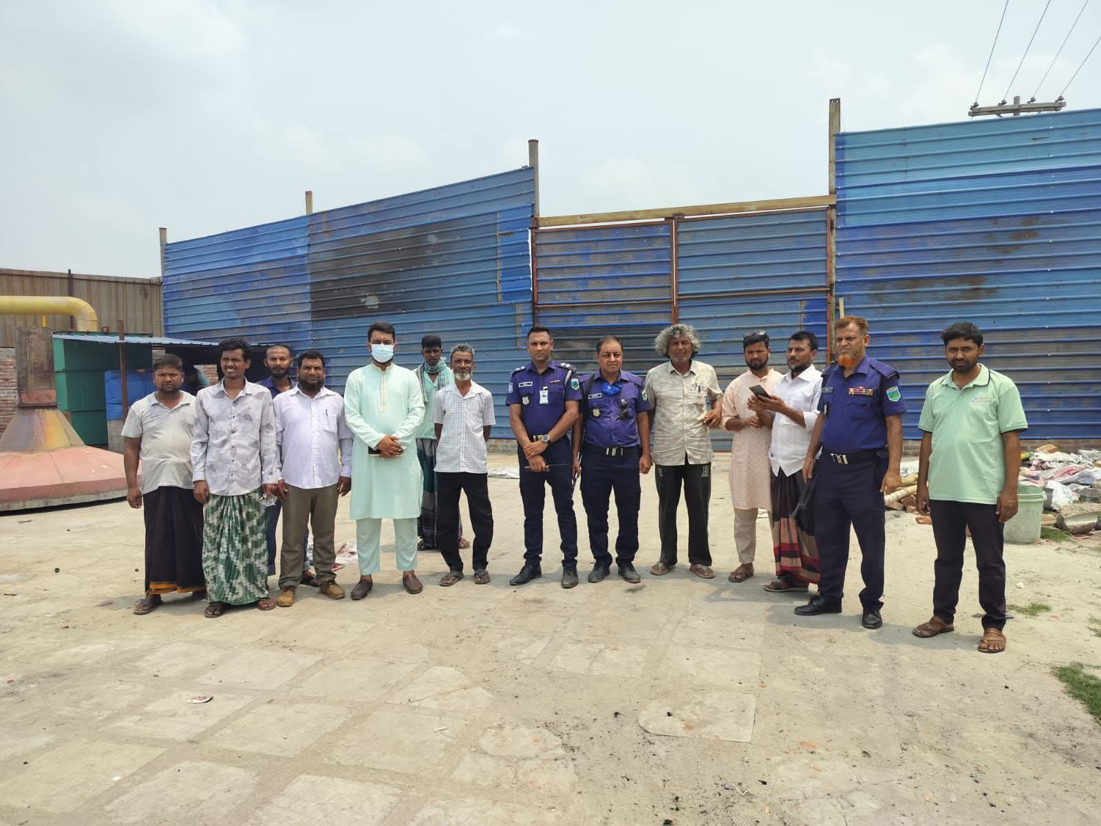 ​ঝিলিমে অবৈধভাবে ব্যাটারি পুড়িয়ে সীসা তৈরি ১ লাখ টাকা জরিমানা ও কারখানা সিলগালা