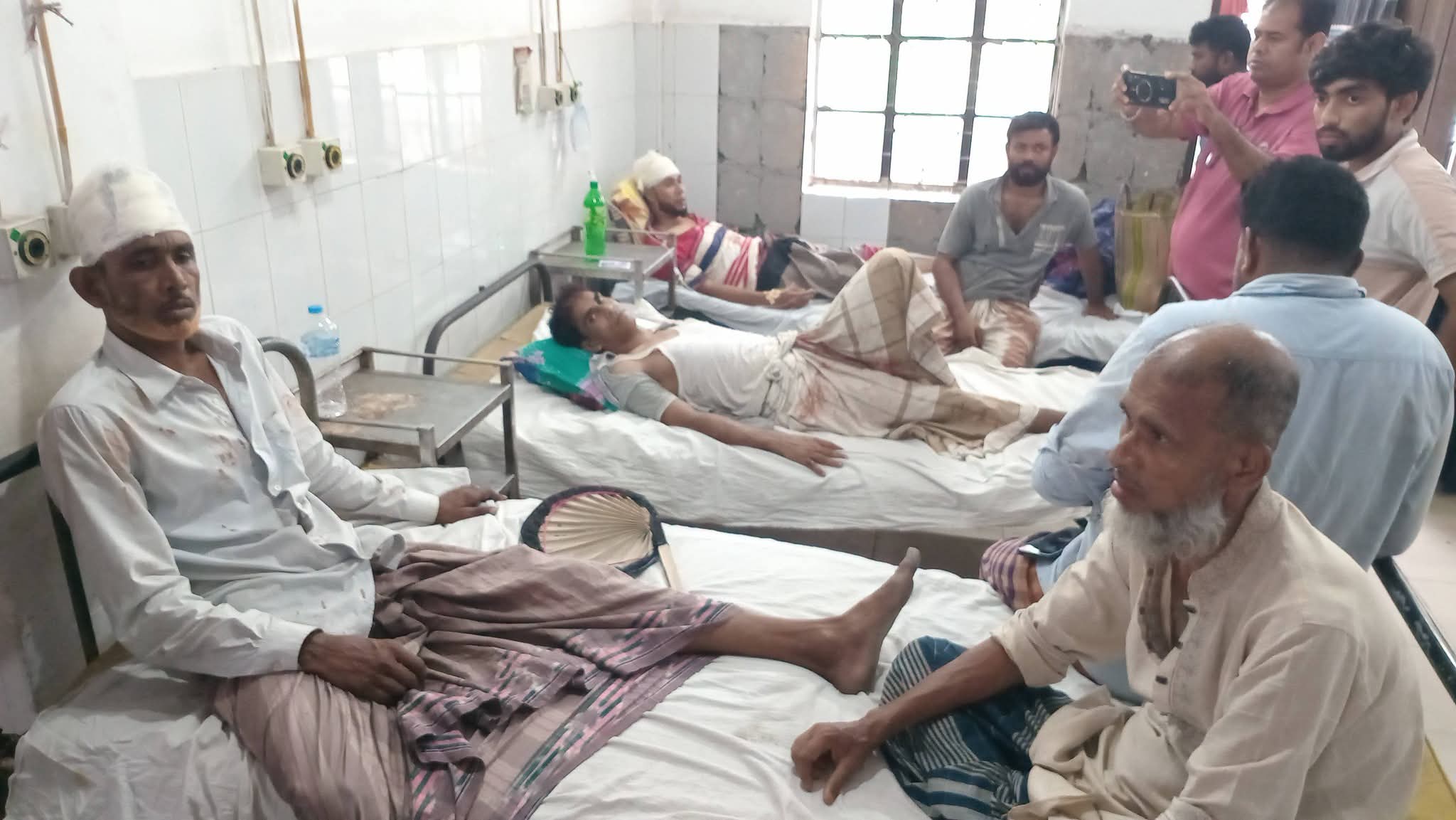 নড়াইলে মসজিদের চাউল আদায়ের বিরোধে দু’গ্রুপের সংঘর্ষ, আহত ১২