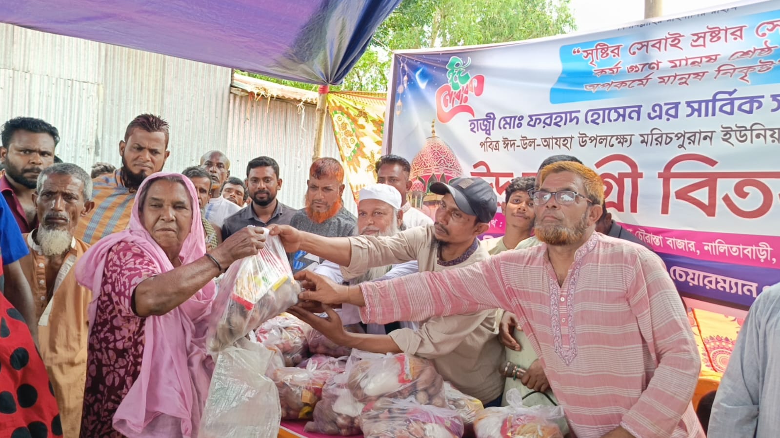 ঈদ আনন্দ ভাগাভাগি করতে ১ হাজার পরিবারে উপহার পৌঁছে দিলেন ফরহাদ হোসেন
