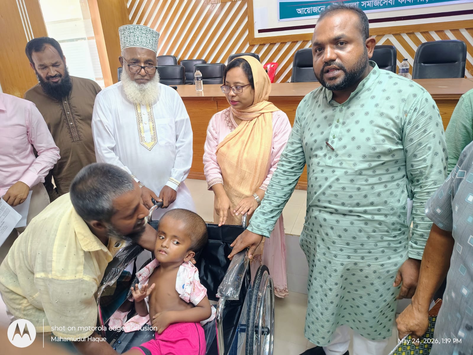 মোল্লাহাটে প্রতিবন্ধীদের মাঝে হুইলচেয়ার ও নগদ অর্থ বিতরণ