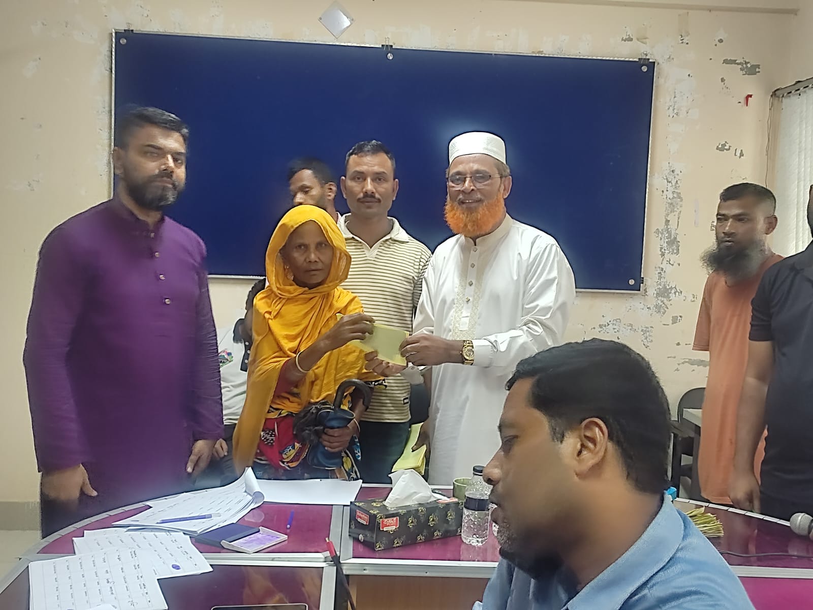 গাইবান্ধায় এমপি আব্দুল করিমের উদ্যোগে দুস্থদের মাঝে নগদ অর্থ বিতরণ