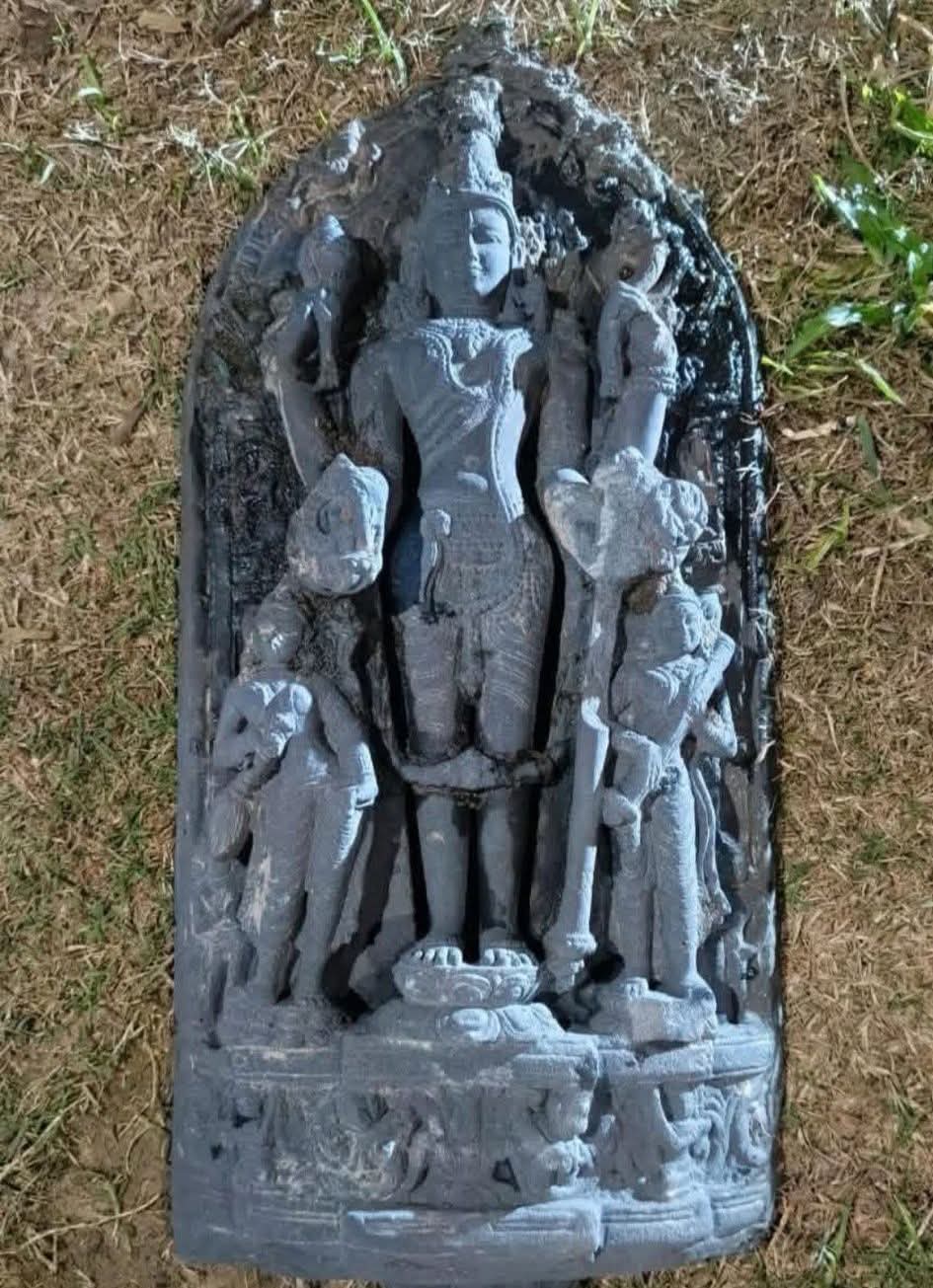 দিনাজপুরে বোচাগঞ্জ উপজেলার মুরারীপুরে: মাছ ধরার সময় ধান ক্ষেত হতে বিষ্ণু মুর্তি উদ্ধারে থানা পুলিশ
