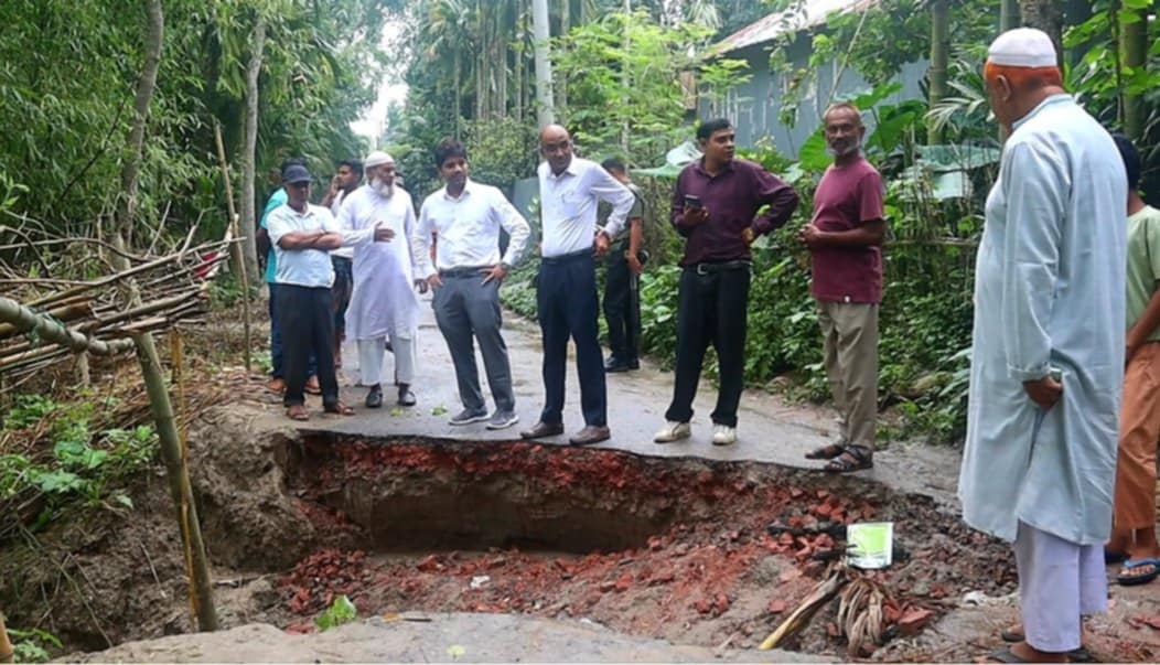 ভারী বৃষ্টিতে ক্ষতিগ্রস্ত সড়ক পরিদর্শনে রাজিবপুর উপজেলা প্রশাসন