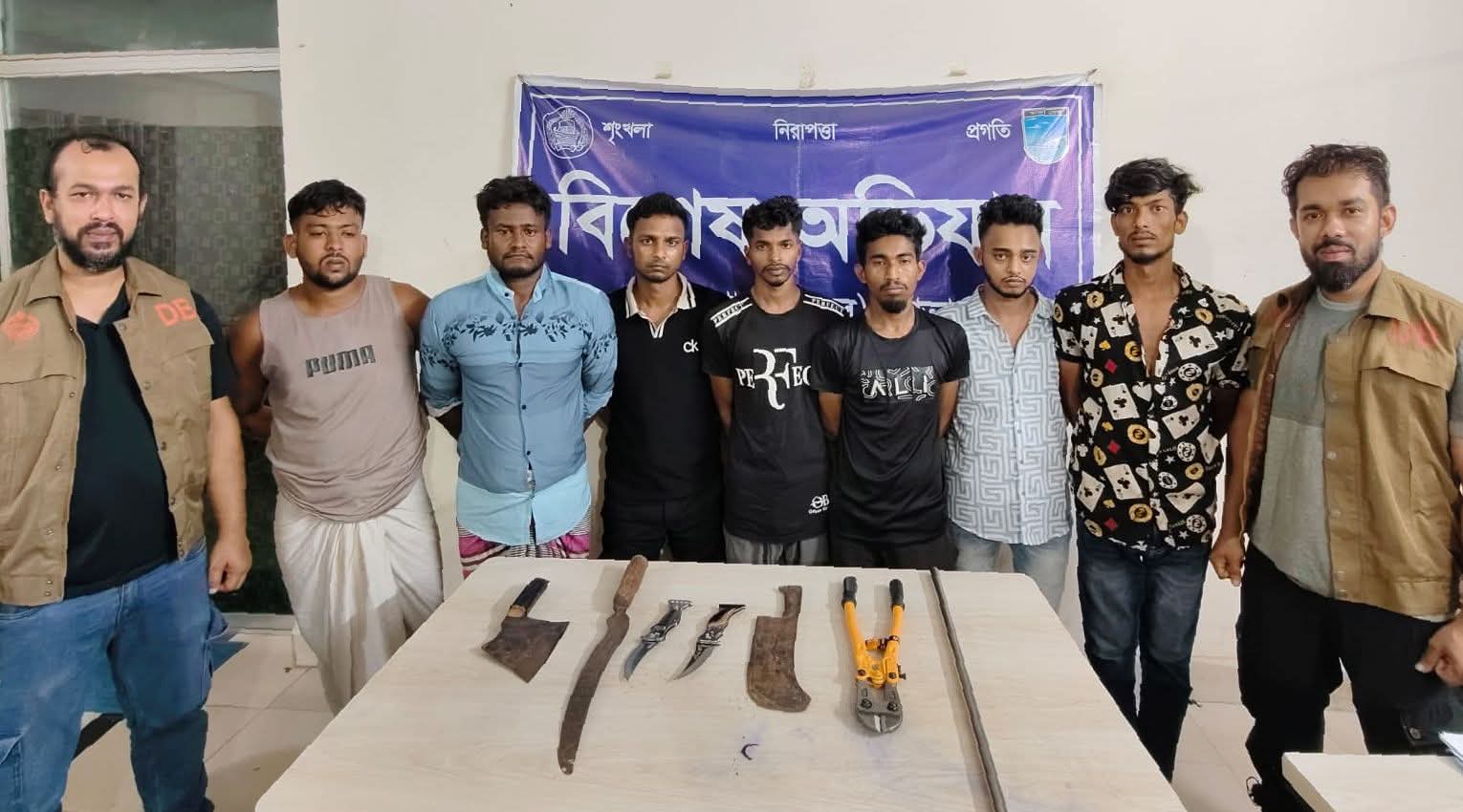 ডাকাত চক্রের ৭ সদস্য গ্রেফতার, দেশীয় অস্ত্র উদ্ধার