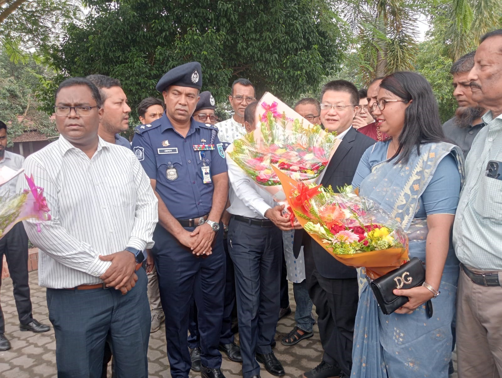 ঐতিহাসিক শ্রী শ্রী কান্তজীউ মন্দির পরিদর্শন করেন চীনা রাষ্ট্রদূত এইচ.ই. মি. ইয়াও ওয়েন