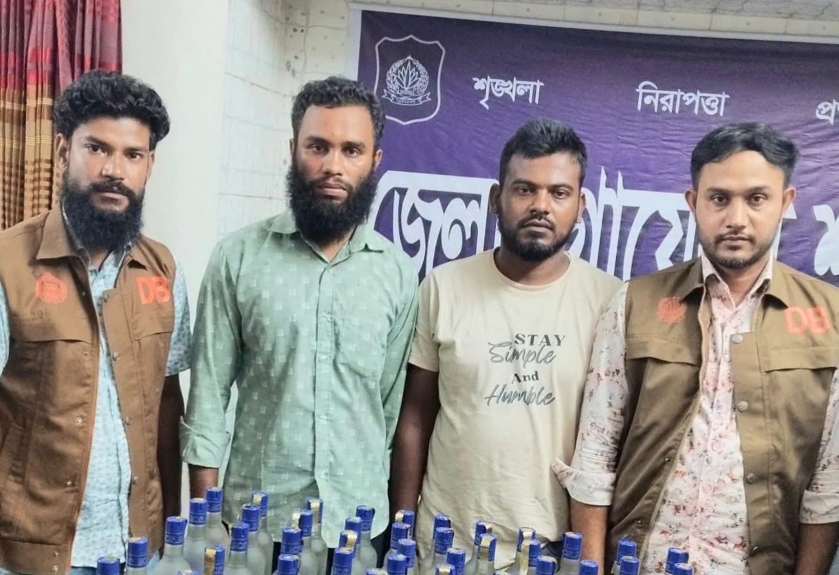 বকশীগঞ্জে ডিবি পুলিশের অভিযানে ভারতীয় মদ উদ্ধার, দুই তালুকদার গ্রেফতার