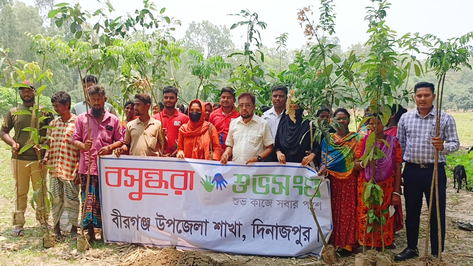বীরগঞ্জে ক্ষুদ্র নৃ-গোষ্ঠীর মাঝে গাছের  চারা বিতরণ করেছে বসুন্ধরা শুভসংঘ
