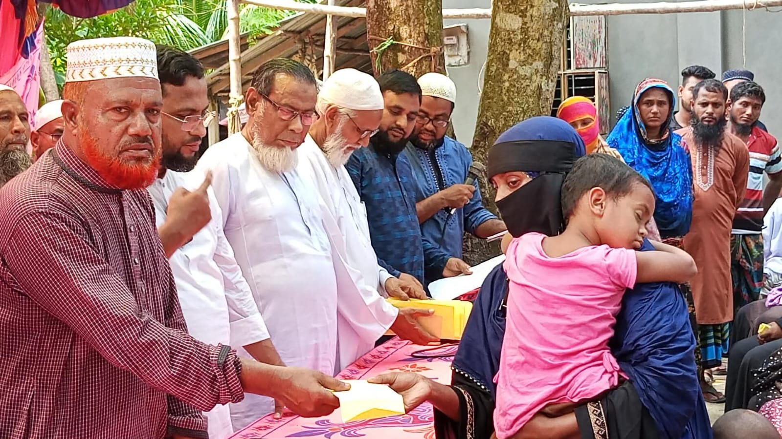 টাঙ্গাইলে সড়ক দুর্ঘটনায় নিহত-আহত পরিবারকে শ্রমিক কল্যাণ ফেডারেশনের আর্থিক সহায়তা