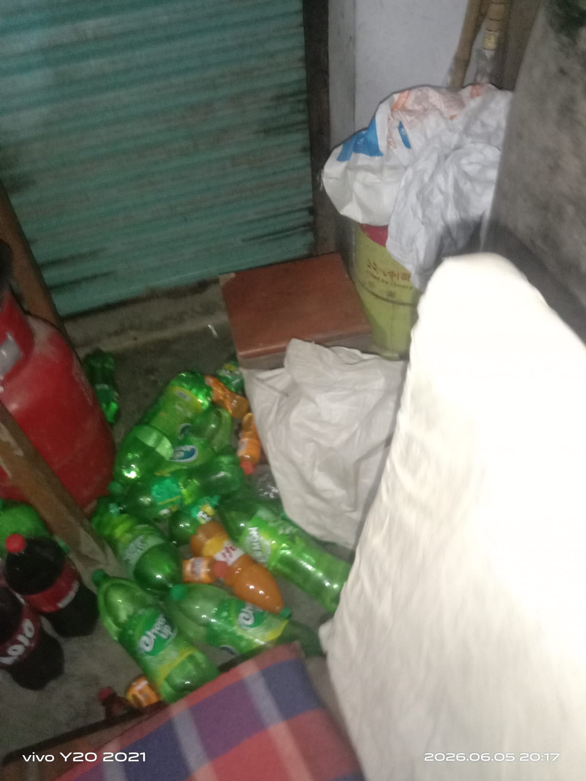যশোরের বাঘারপাড়া উপজেলা ক্ষেত্রপালা বিদ্যুতের লাইনকে কেন্দ্র করে ব্যবসা প্রতিষ্ঠান ভাঙচুর