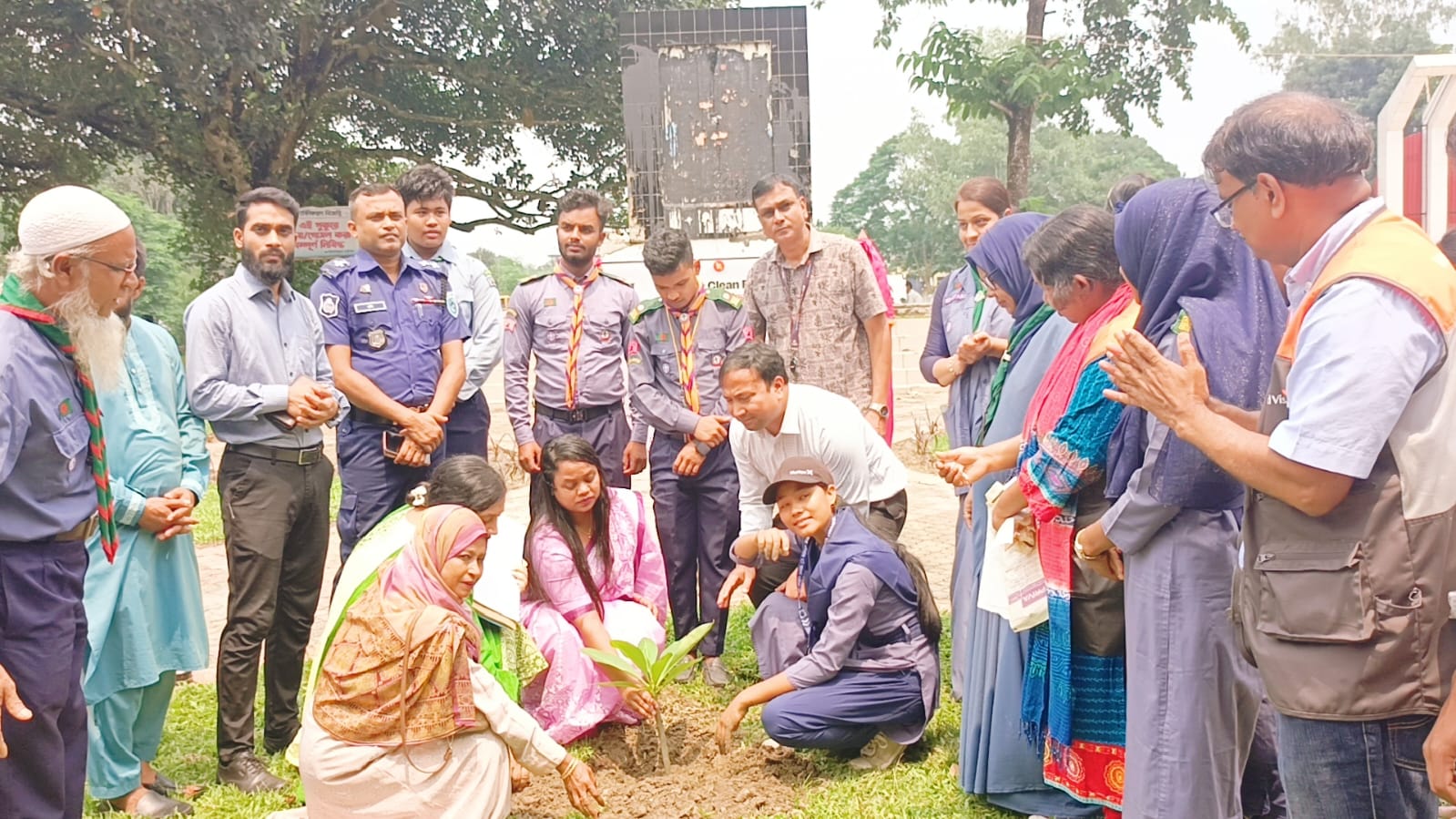 বীরগঞ্জে “সবুজ ও পরিচ্ছন্ন বীরগঞ্জ” কর্মসূচির শুভ উদ্বোধন