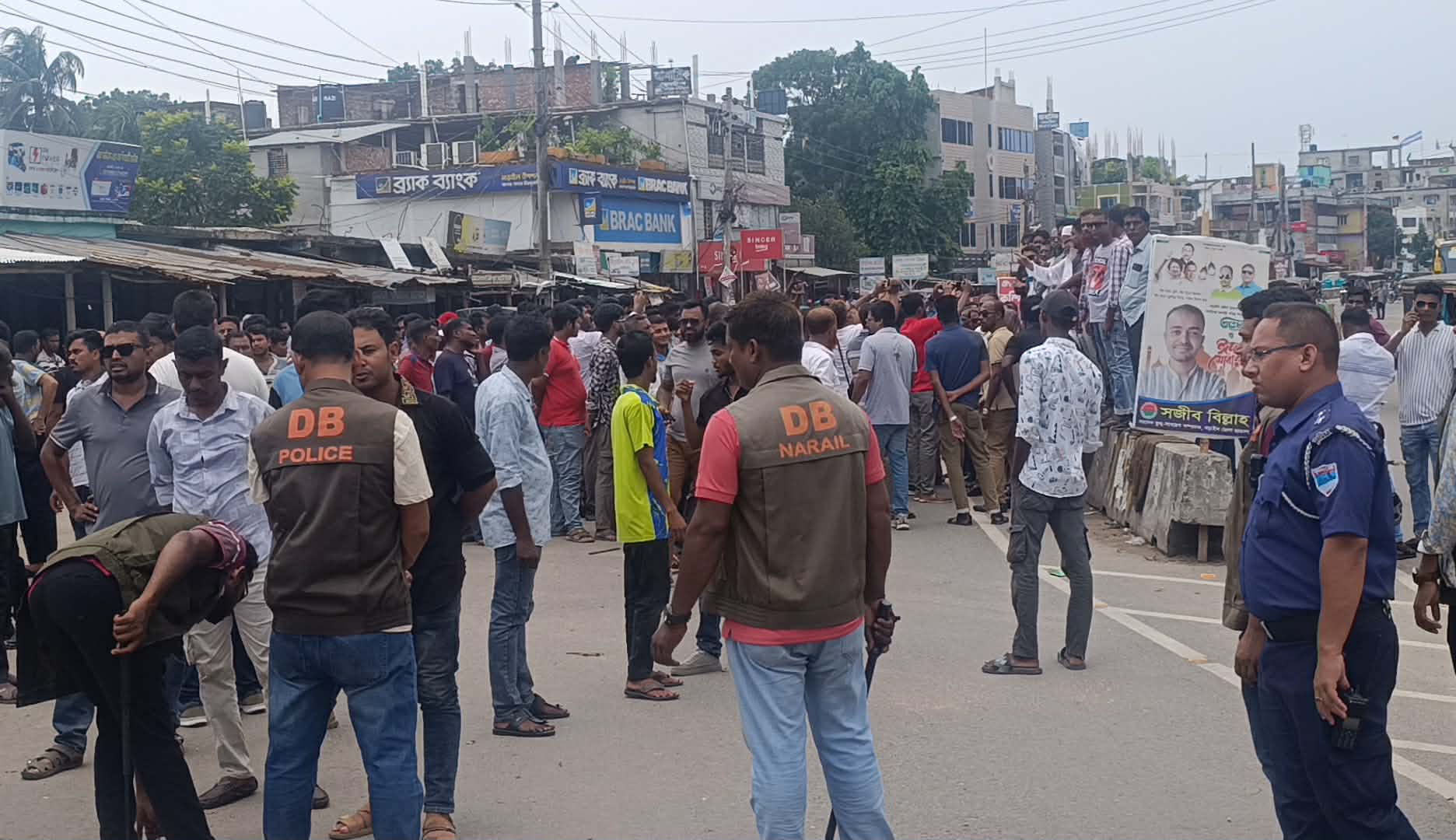 নড়াইলে বাস-মিনিবাস মালিক সমিতির কমিটি নিয়ে বিএনপির দুই গ্রুপ মুখোমুখি, শহরের উত্তেজনা