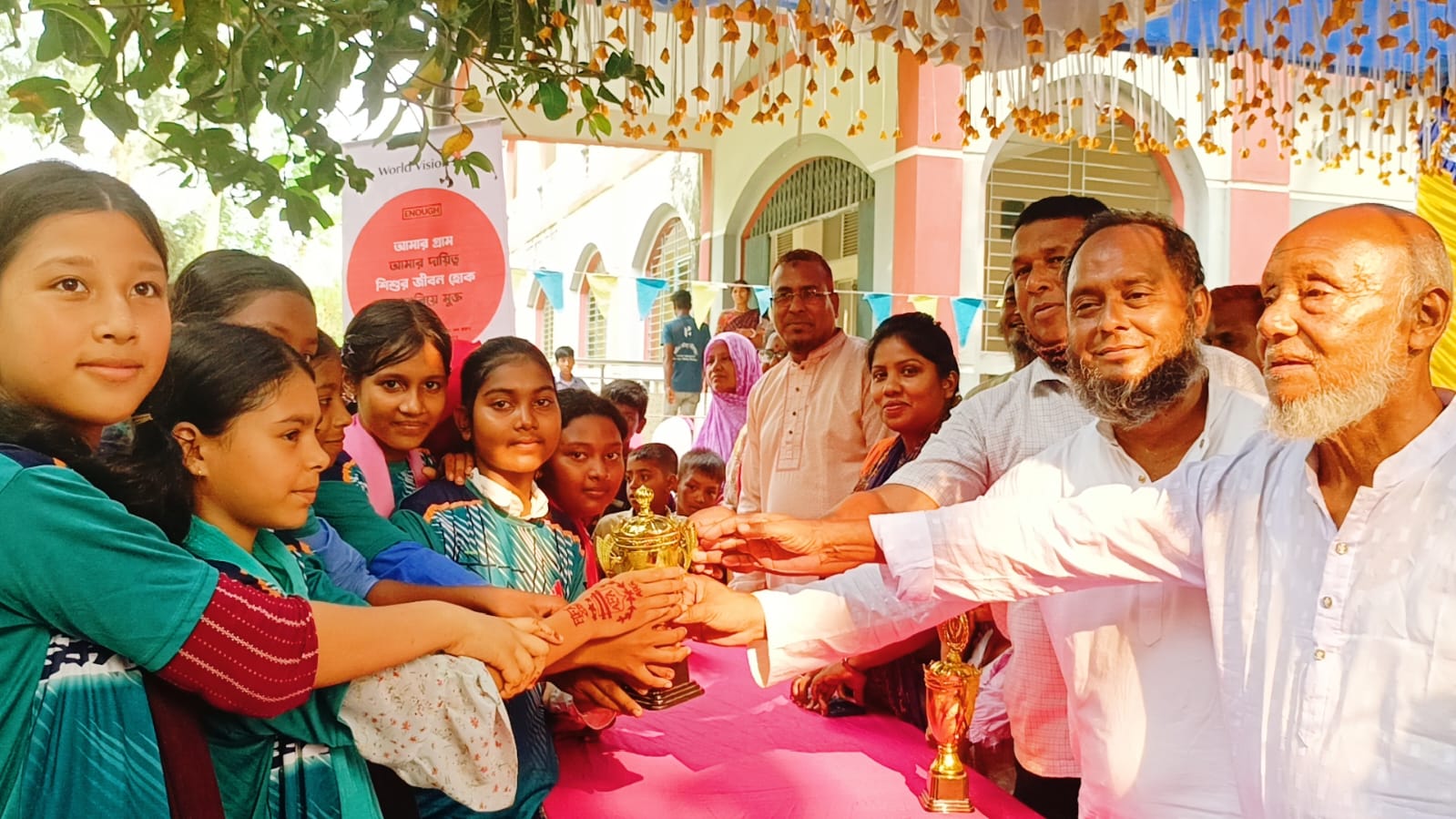 বীরগঞ্জে ওয়ার্ল্ড ভিশনের উদ্যোগে আলোচনা সভা ও প্রীতি ফুটবল ম্যাচ অনুষ্ঠিত