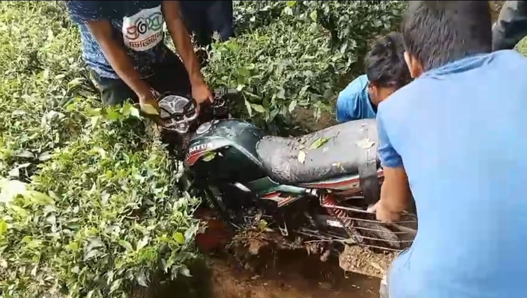 রুহিয়ায় চা বাগান থেকে পরিত্যক্ত মোটরসাইকেল উদ্ধার