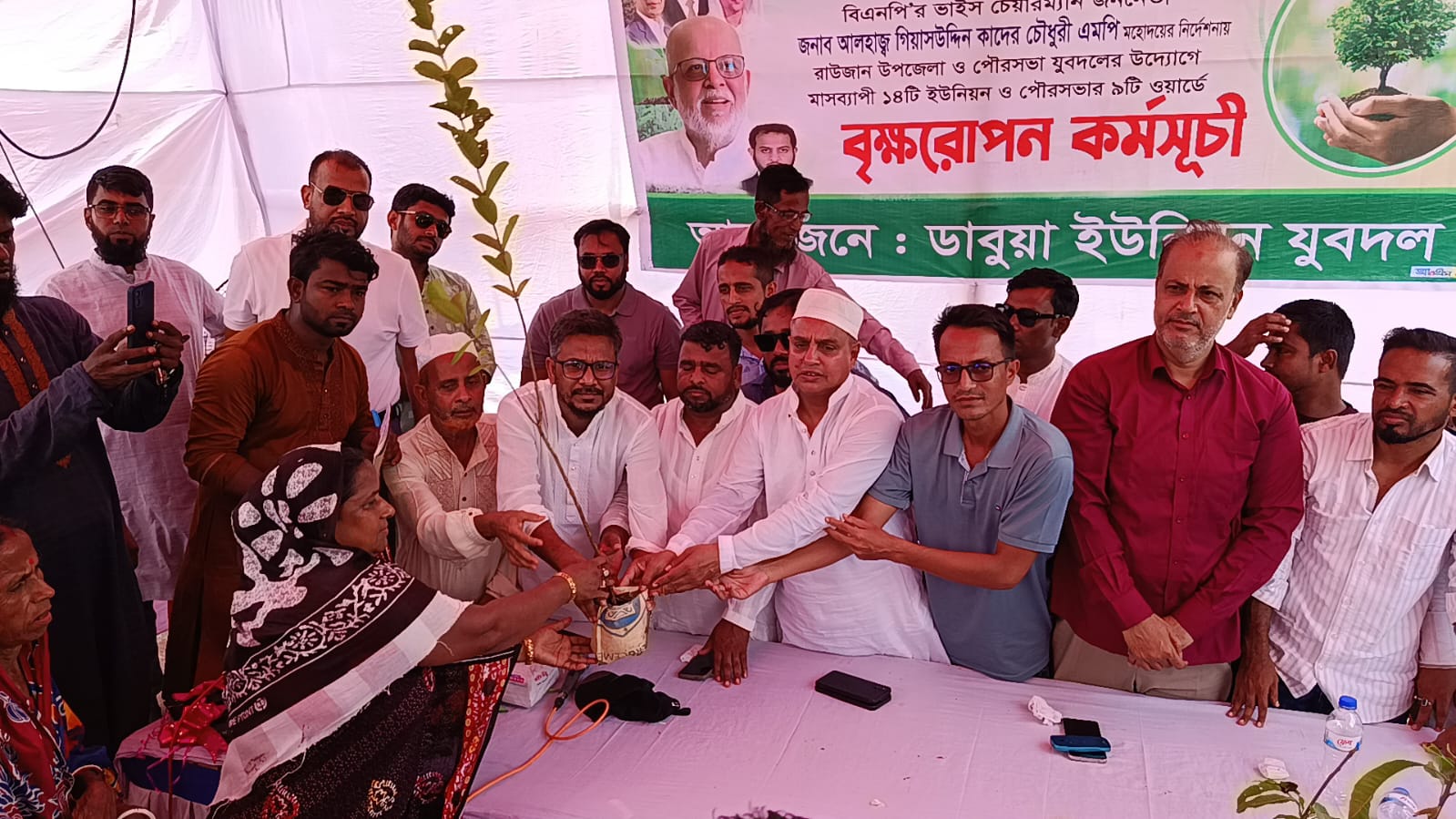 রাউজানে ডাবুয়া ইউনিয়ন যুবদলের উদ্যোগে বৃক্ষরোপণ কর্মসূচি অনুষ্ঠিত