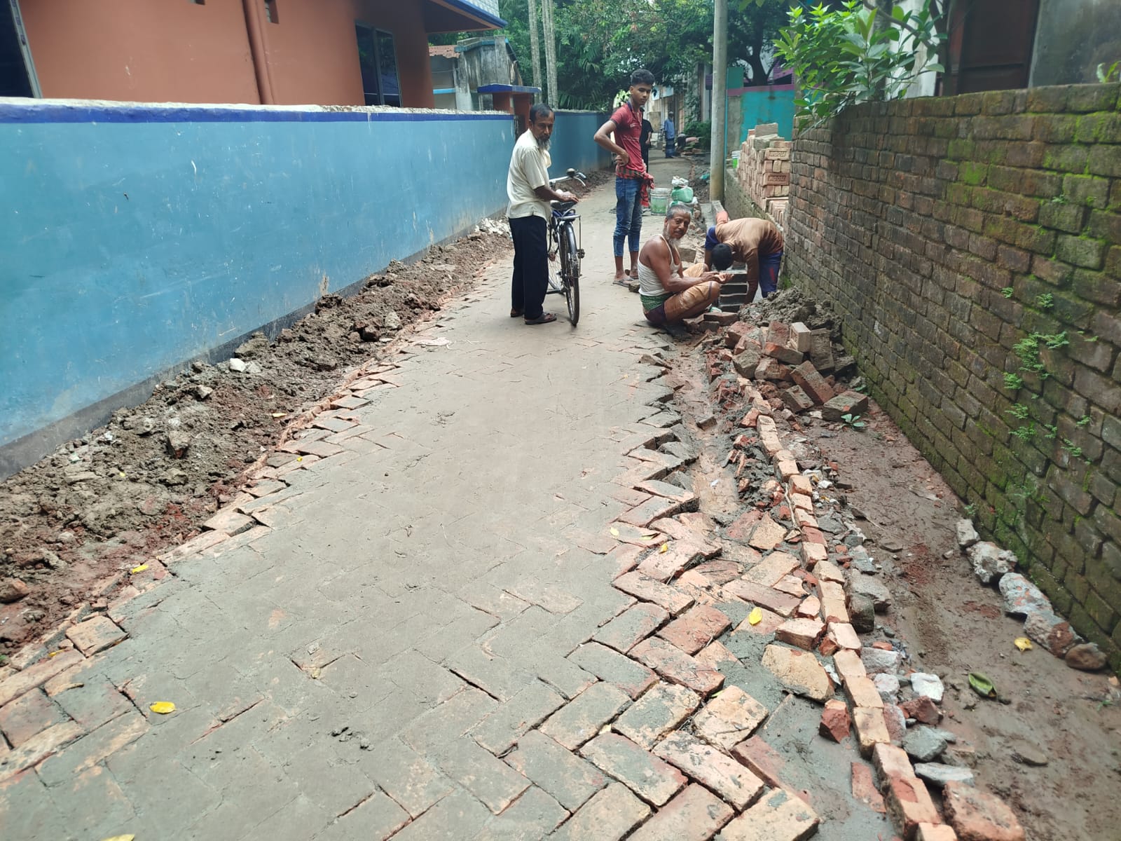 মুল রাস্তায় ৫০ ফুট বাদ: নতুন ইটের সোলিং একদিন পর মাইক্রোর চাপে দেবে গেলো যশোরে