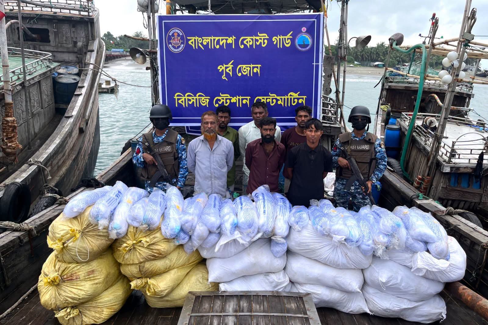 সেন্টমার্টিনের পশ্চিমে ৩২ কোটি টাকার অবৈধ কারেন্ট জালসহ ৬ চোরাচালানকারী আটক