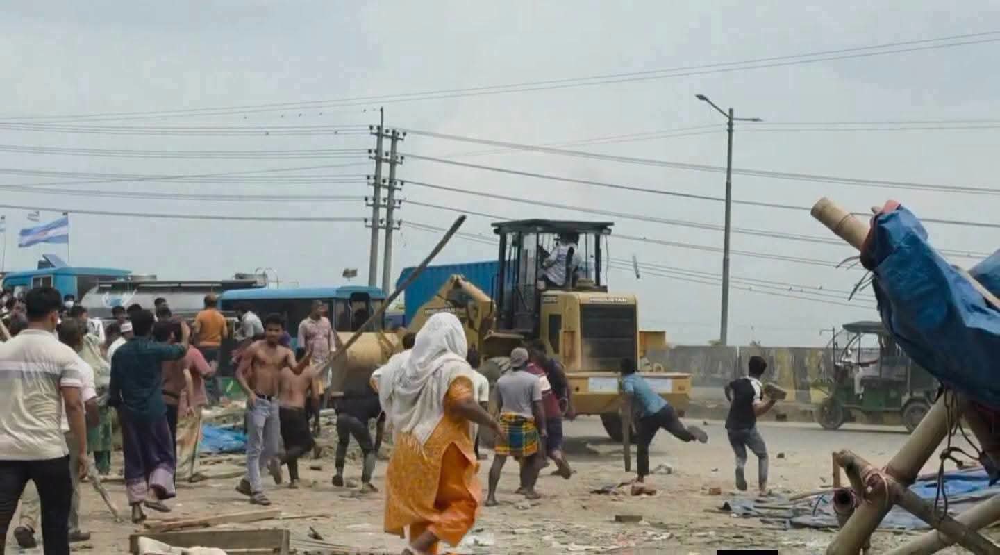 ধামরাইয়ে সড়ক ও জনপথ বিভাগের উচ্ছেদ অভিযানে হামলা,আহত ২