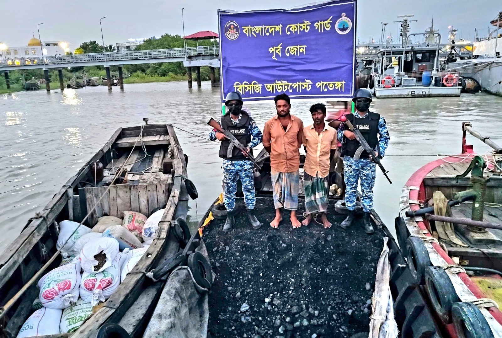 চট্টগ্রামের পতেঙ্গায় চোরাইকৃত কয়লা, সয়াবিন ও সরিষা দানাসহ দুই চোরাকারবারি আটক