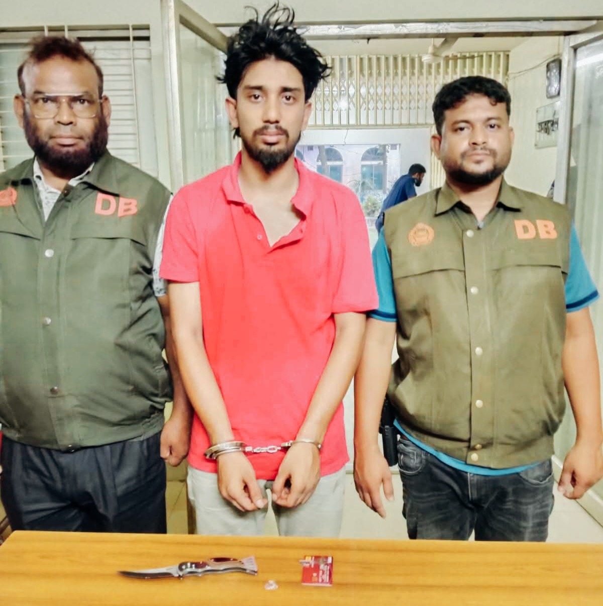 দিনাজপুরে চাঁদাবাজির অভিযোগে-জেলা গোয়েন্দা পুলিশের হাতে গিয়ার চাকুসহ আটক