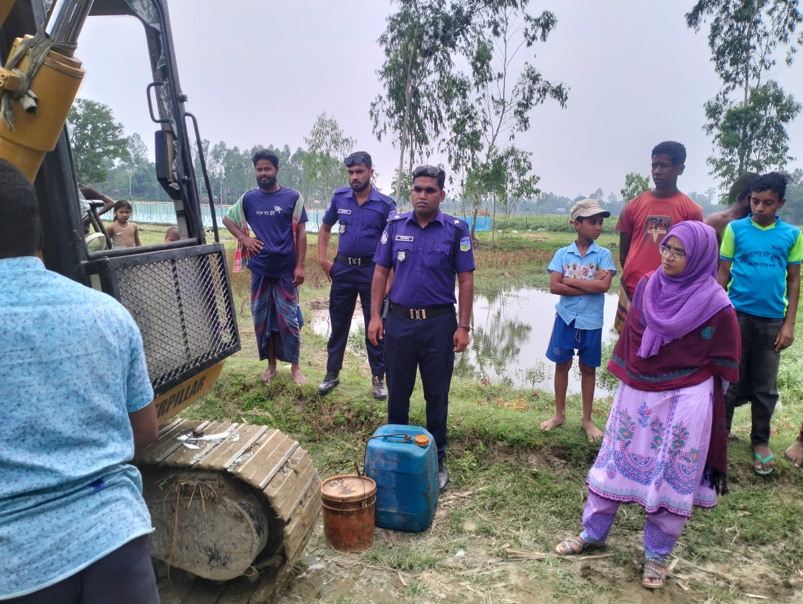 বকশীগঞ্জে অবৈধ বালু উত্তোলনের ড্রেজার ধ্বংস, মাটি কাটার কাজে ব্যবহৃত ভেকুর ব্যাটারি জব্দ