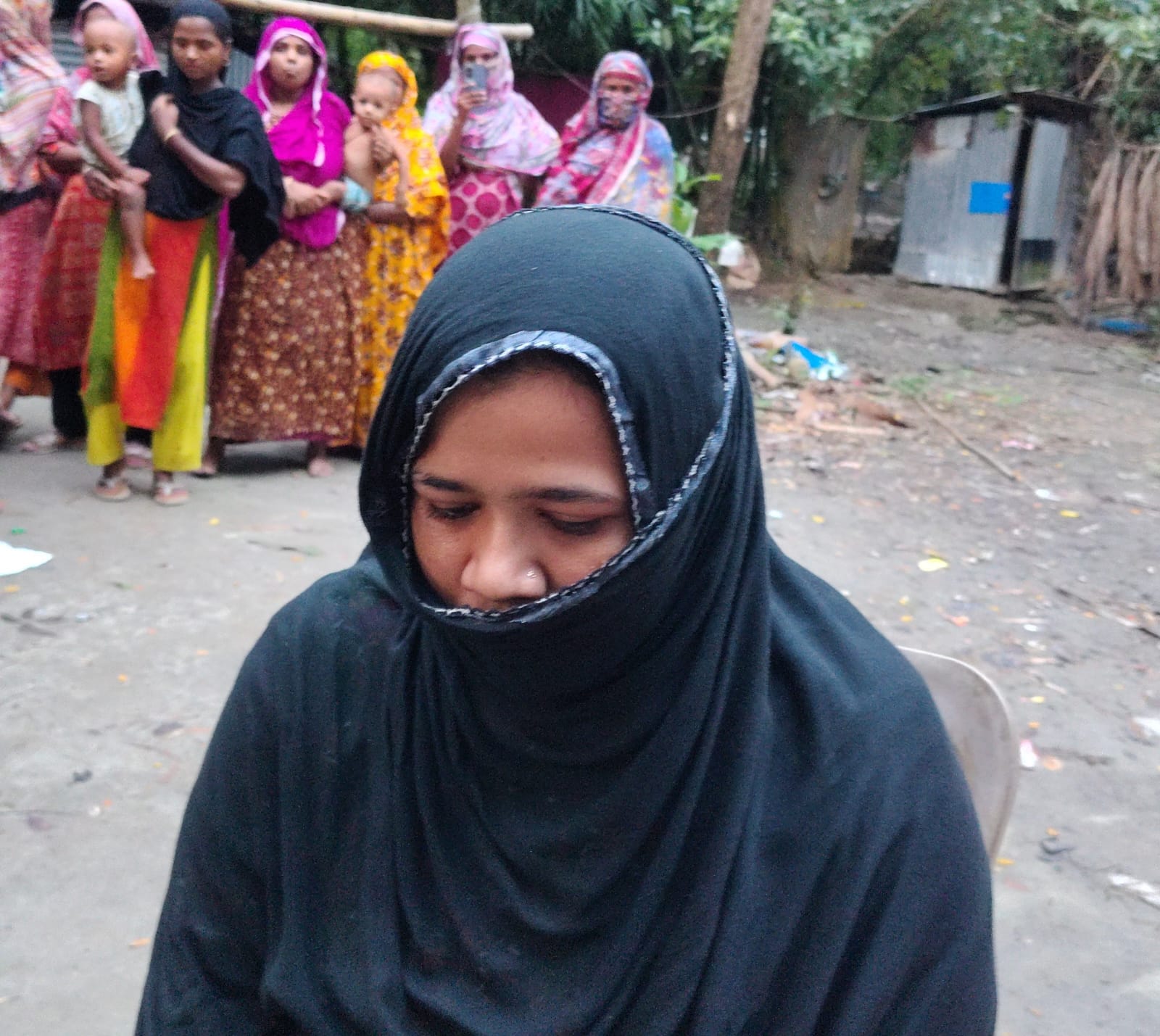 মোল্লাহাটে এক হিন্দু নারীকে মুসলিম বানিয়ে বিবাহ করে,তার স্বর্ন এবং নগদ টাকা নিয়ে পালিয়ে ছে তার স্বামী ঈসা রুহুল্লার পরিবার