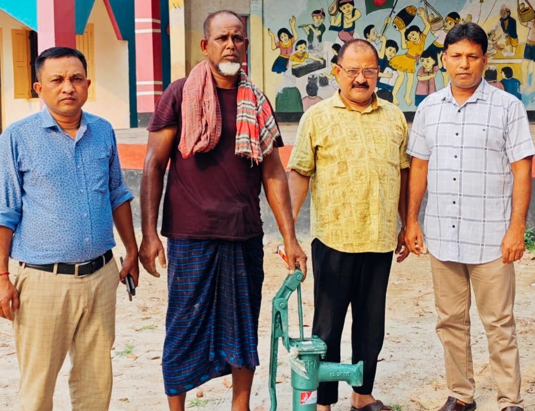 খানসামায় জেলা পরিষদের অর্থায়নে-টিউবওয়েল বিতরণে চেয়ারম্যান লিটন