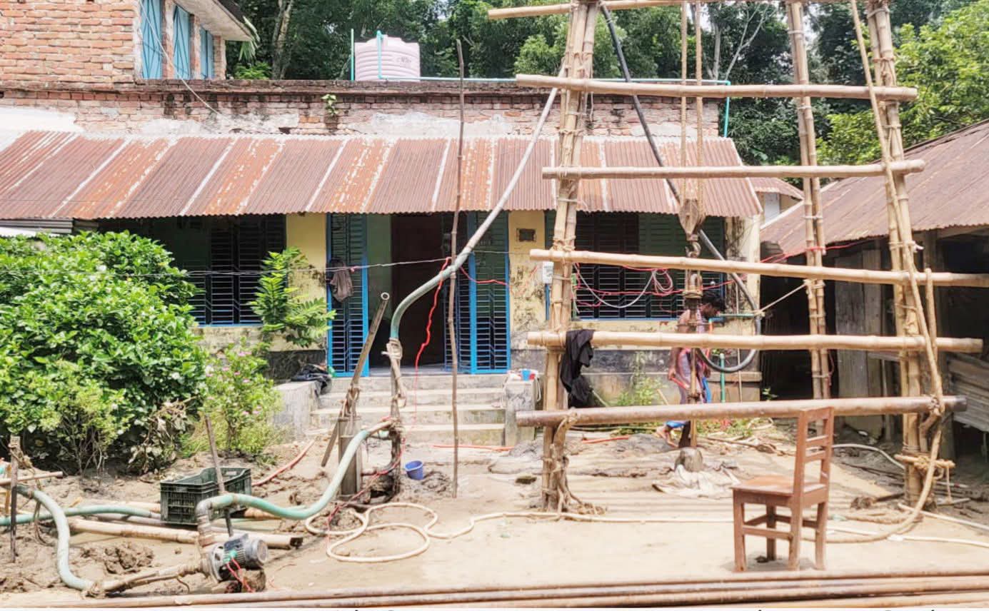 নড়াইলের লোহাগড়ায় হাই কোর্টের নিষেধাজ্ঞা অমান্য করে জোরপূর্বক স্থাপনা নির্মাণ