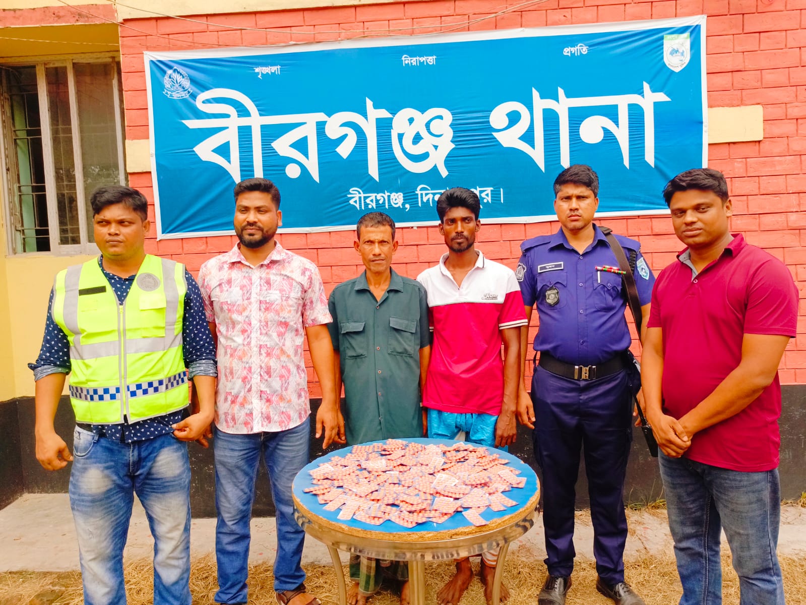 বীরগঞ্জে পুলিশের অভিযানে ১,৭০০ পিস ট্যাপেন্টাডল ট্যাবলেট উদ্ধার, আটক ২