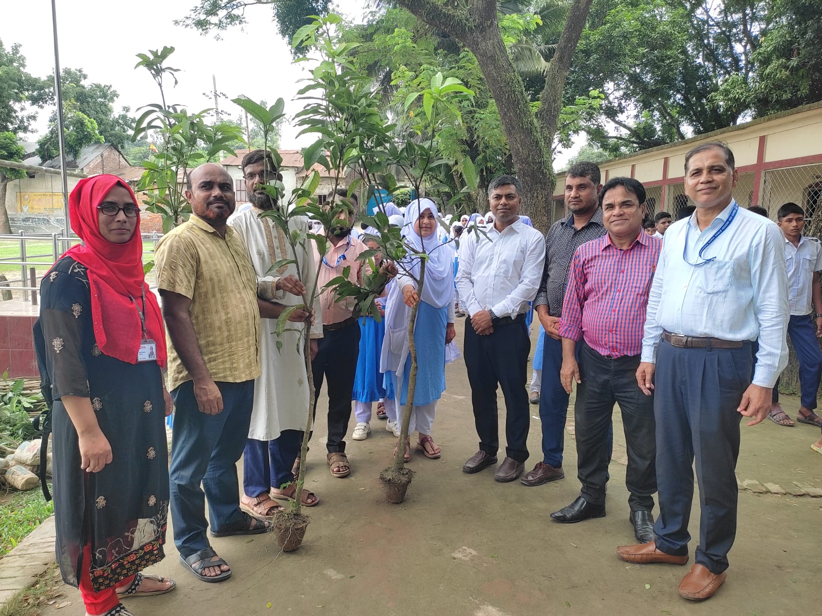 গাইবান্ধায় নুরুল হক মডার্ন বিদ্যালয় থেকে শুরু হলো ব্র্যাকের বৃক্ষরোপণ কর্মসূচি
