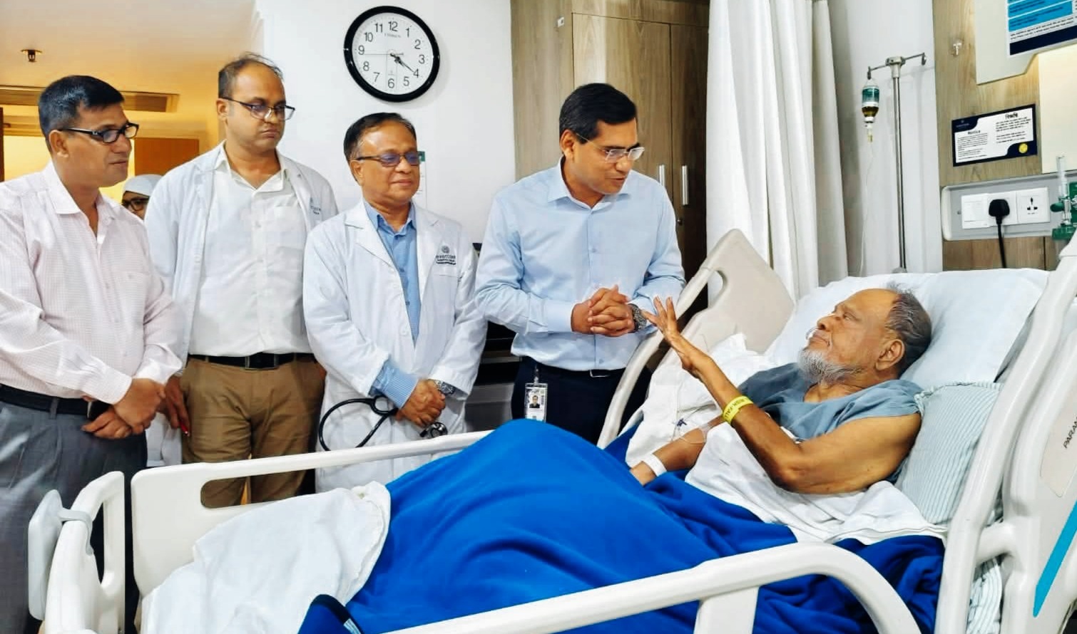 প্রধানমন্ত্রীর নির্দেশে হাসপাতালে ব্যারিস্টার রফিকুল ইসলামকে দেখতে ডা. মনোয়ারুল