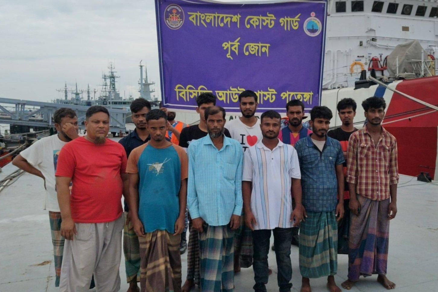 কর্ণফুলী চ্যানেলে লাইটার জাহাজ ডুবি: কোস্ট গার্ডের তৎপরতায় ১২ ক্রুই জীবিত উদ্ধার