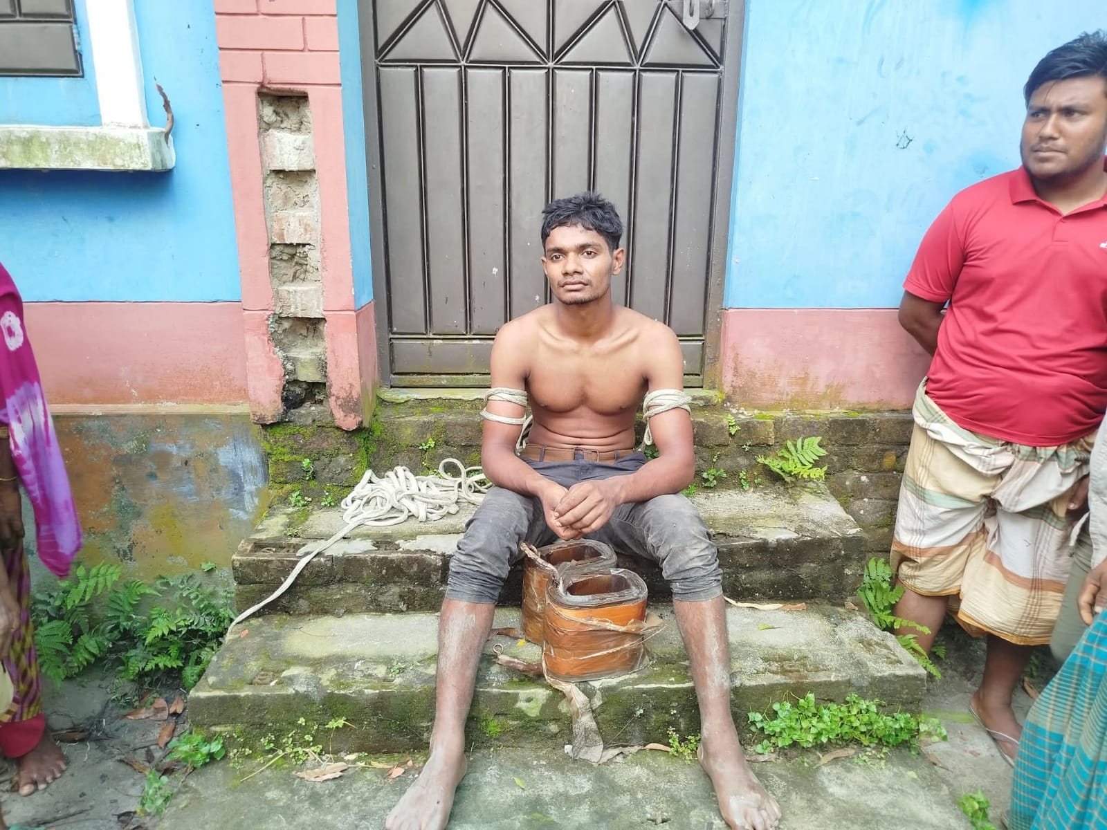 বিদ্যুতের ট্রান্সফরমারে চোরের থাবা, গণধোলাই শেষে পুলিশের হাতে যুবক