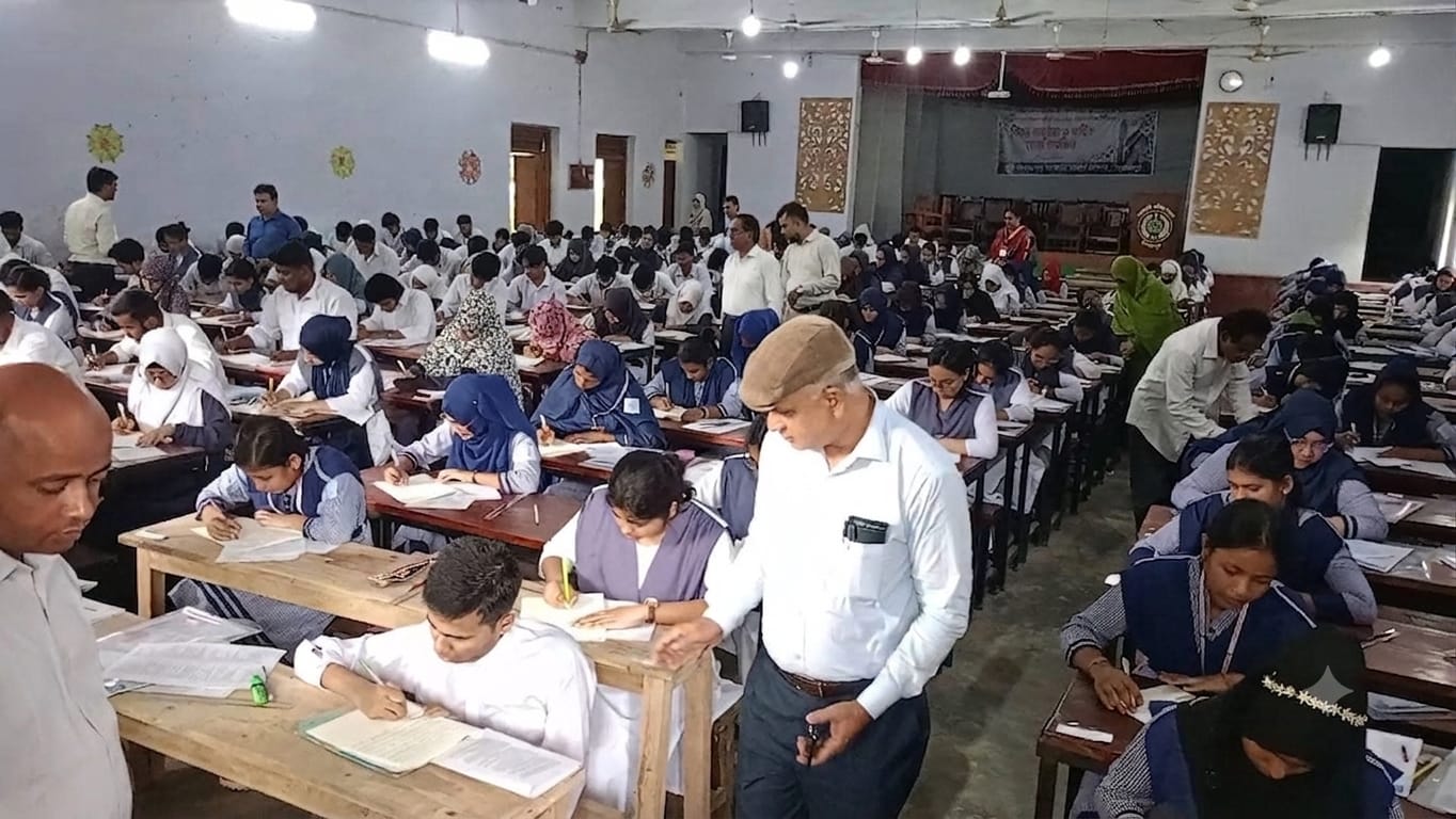 দিনাজপুরে পরীক্ষার্থী নির্বিঘ্ন পরীক্ষা দিতে পারে:পরিদর্শনে পরীক্ষা নিয়ন্ত্রক প্রফেসর বোরহান উদ্দিন