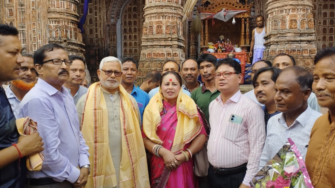 কান্তজিউ মন্দির পরিদর্শনে অপর্ণা রায় দাস, স্বাগত জানালেন এমপি মনজুরুল ইসলাম