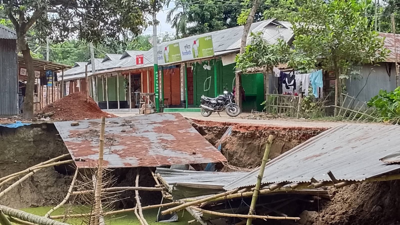 পলাশবাড়ীর মনোহরপুরে অপরিকল্পিত মাটি খননে ধসে পড়ল ব্যস্ততম পাকা সড়ক, দুর্ঘটনার আশঙ্কায়