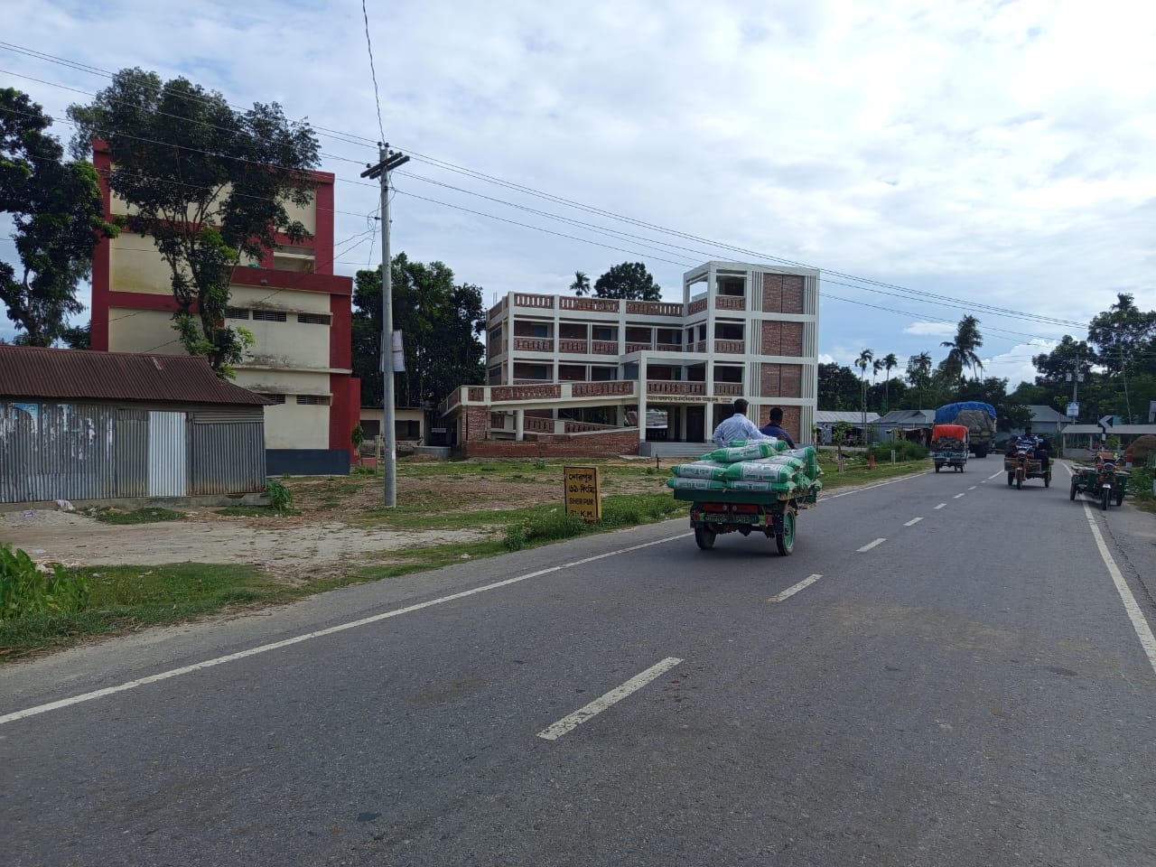 দেওয়ানগঞ্জে বাঘারচর সরকার পাড়া সঃ প্রাঃ বিঃ শিক্ষার্থীদের ঝুঁকিপূর্ণ রাস্তা পারাপার