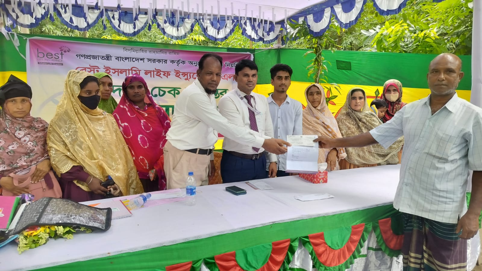 জামালপুরে স্ত্রীর অকাল মৃত্যুতে পরিবারের পাশে বীমা কোম্পানি, স্বামীর হাতে চেক হস্তান্তর
