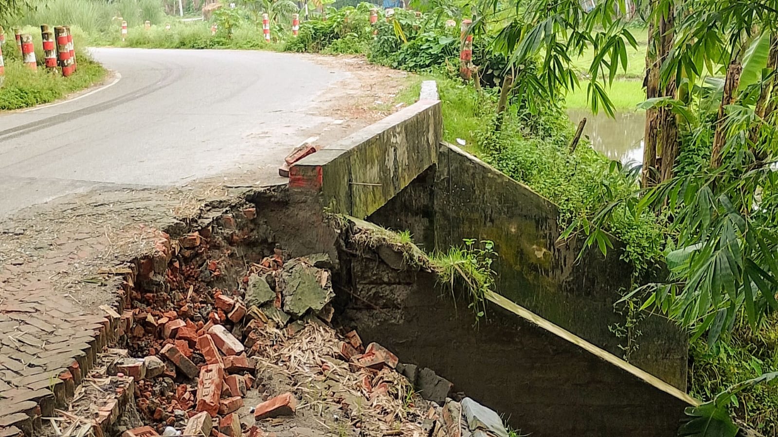 পানির স্রোতে কালভার্টসংলগ্ন সড়কে ভাঙন, ঝুঁকিতে খানসামা-জয়গঞ্জ সড়ক