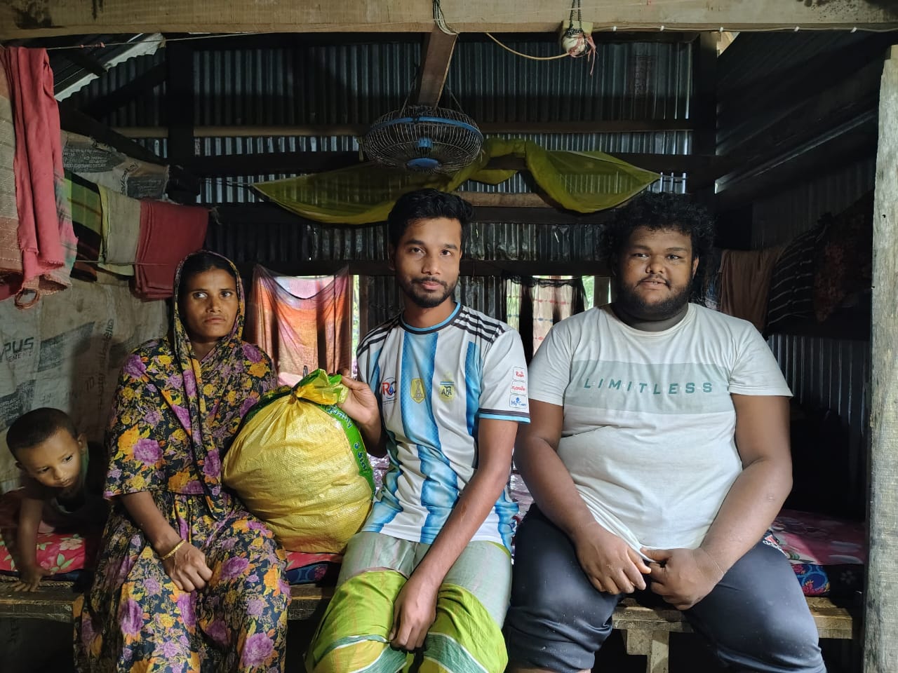 টানা বৃষ্টিতে খাদ্যসংকটে থাকা পরিবারের পাশে স্বপ্নছোঁয়া স্বেচ্ছাসেবী যুব সংগঠন