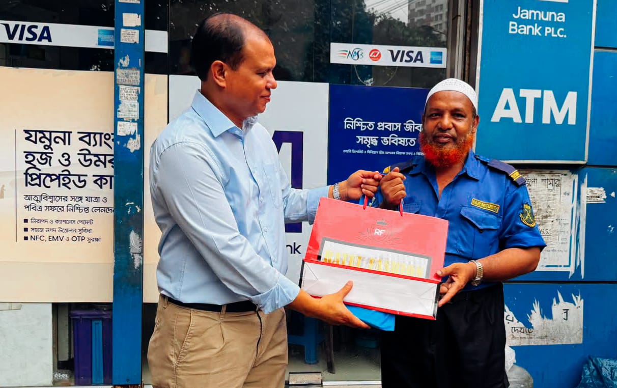 নিরাপত্তাকর্মী আব্দুস সালামকে প্রধানমন্ত্রীর উপহার